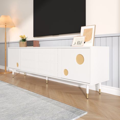 Un meuble TV doté d'une structure à lattes, de poignées dissimulées et d'accents dorés. Mobilier de salon. Équipé de deux portes en bois massif.