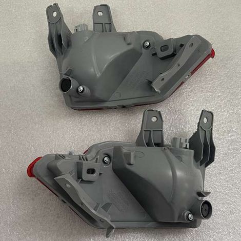 A pair of 81490-0R050 and 81480-0R050 tires fits Toyota 16-18 rear bumper lights. (1/5)