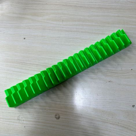 Magnetische Schlüsselbox, ideal für Werkzeugschubladen. Dieser Schlüsselhalter sorgt für perfekte Ordnung. Ein ideales Geschenk für Väter, Brüder und Partner. Bietet Platz für bis zu 40 Werkzeuge. Mag (1/5)