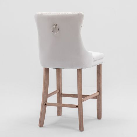 Tabourets de bar en velours beige avec dossier haut, pieds en bois et clous en chrome, lot de 2 (1/5)