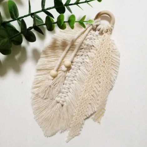 Set di 2 sottobicchieri in macramè fatti a mano, rotondi, in corda di cotone intrecciata con frange, nei colori bianco, grigio e beige, in stile bohémien.