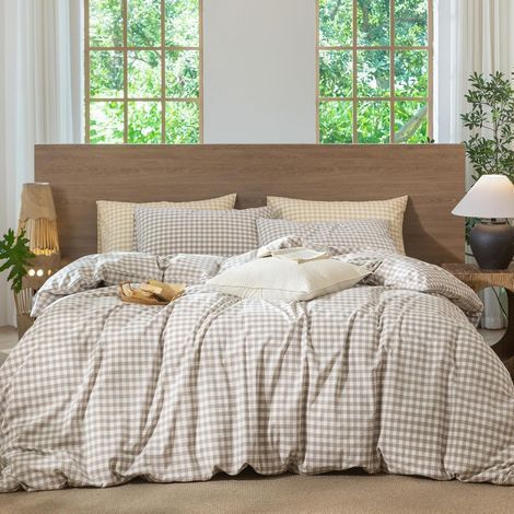 Bettwäscheset, bestehend aus einem 200x200 cm großen Mikrofaser-Bettbezug und zwei 65x65 cm großen Kissenbezügen mit Reißverschluss im Vichy-Karo-Muster, für das Schlafzimmer eines Erwachsenen. (1/5)
