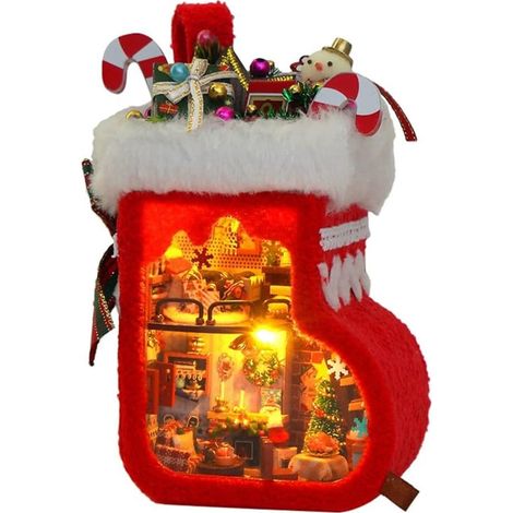 Kit Maison Miniature Calza di Natale con Luci LED – Design Elegante in Tessuto Rosso e Bianco, Arredi Dettagliati – Ideale per Decorazioni Festive da Interno (1/5)
