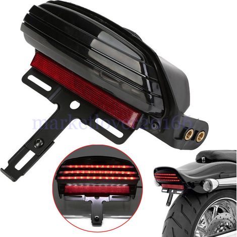 Harley-Davidson Softail 2008-2017 modifiée avec feux arrière à LED à trois barres fumées, garde-boue et feux arrière à LED. (1/5)