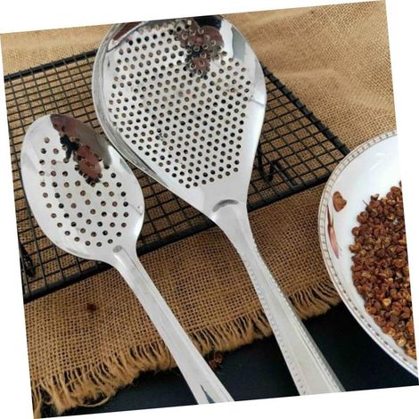 Utensile da cucina in acciaio inox con manico lungo e impugnatura forata (1/3)