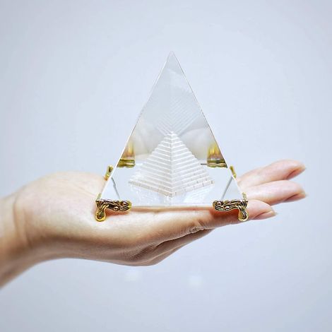 Pyramidenförmiges Kristallprisma, Feng-Shui-Meditationsobjekt aus Kristall mit goldenem Ständer zur Dekoration von Zuhause oder Büro (1/3)