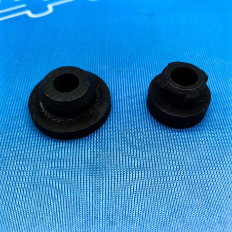 Convient aux supports de radiateur et aux supports de réservoir d'eau supérieur et inférieur pour Venucia D60, références 21506-2GG0A et 21507-2GG0A. (1/4)