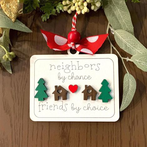 Décoration de Noël créative et originale : étiquette en bois à suspendre au sapin – Un cadeau idéal pour vos amis et voisins – 10 x 7,6 cm