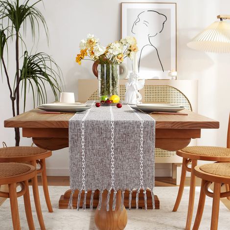 Chemin de table en lin rustique avec pompon fait à la main, chemins de table brodés de style campagnard de 275 cm de long pour décoration de fête et de salle à manger, 33×228cm – Gris clair (1/5)