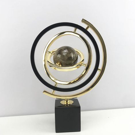 Moderne abstrakte Dekoration: Goldener Globus, Ständer aus gold-schwarzem Metall für Marmor, Inneneinrichtung