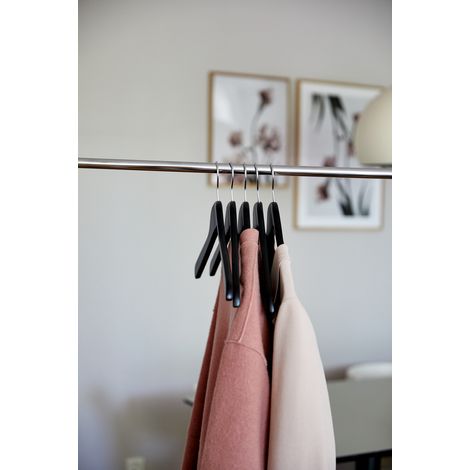 Cintres en bois noir WENKO Paris 5 pièces 44 cm antidérapants pour manteaux costumes T-shirts avec cintre pivotant rangement du linge en bois noir haut de gamme pour un vestiaire organisé et élégant (1/4)