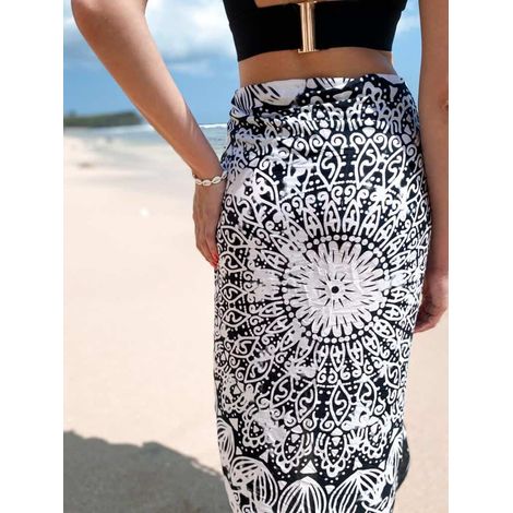 Pareo da spiaggia con fiori e scialle