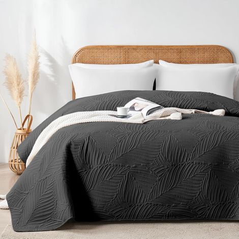 Couvre-lit 240x260 cm Noir,Boutis Matelassé en Polyester Doux,Motif Feuilles Décoratif,Confort Léger et Doux,pour Lit Double et Canapé,Convient à Toutes Les Saisons (1/5)