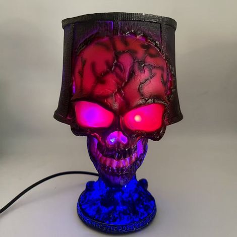 Lampe crâne Halloween en résine avec éclairage RGB USB et effets sonores, décoration de jardin originale pour créer une atmosphère festive et effrayante. (1/5)