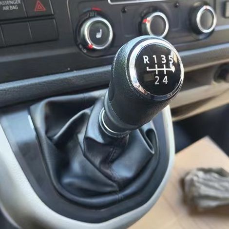 Schaltknauf passend für Volkswagen T6/T7 Transportfahrzeuge 16-20, silberner Staubschutz für 6-Gang-Schaltknauf (einteilig). (1/4)