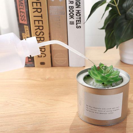 Bouteille d'irrigation en plastique de 500 ml avec graduation pour plantes succulentes et bec verseur facile à presser. (1/3)