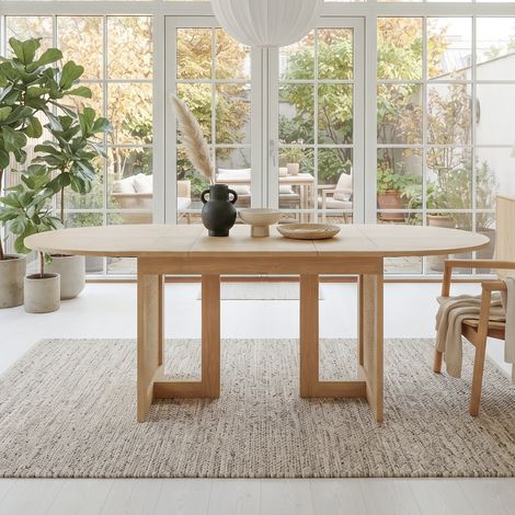 Mesa de comedor extensible, tablero de esquinas redondeadas, patas con detalles de ratán, MDF, color roble (1/5)