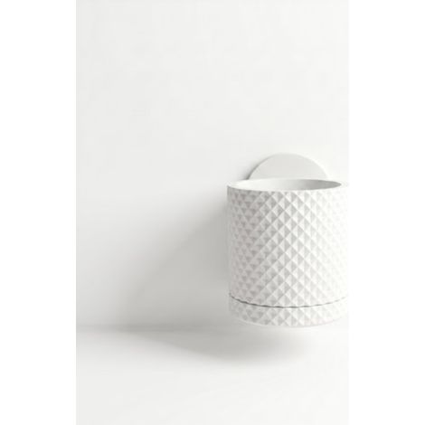Un pot de fleurs blanc à motif losanges et doté d'une soucoupe dissimulée. (1/3)