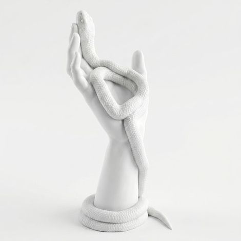 Vaso decorativo bianco a forma di serpente, stile artistico.