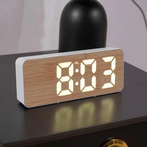 Mini réveil numérique silencieux – Réveil de bureau minimaliste alimenté par USB/piles, blanc, idéal pour la chambre et la résidence étudiante. (1/5)