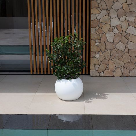 DALIA 30. Macetero redondo para plantas y flores de polietileno de ø30x22,5 cm para exterior e interior muy resistente. Color blanco