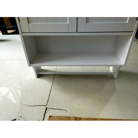 Meuble-lavabo blanc avec porte-serviettes mural. Meuble-lavabo de qualité médicale avec deux étagères réglables. Meuble-lavabo mural. (1/5)