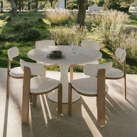Set de table ronde Ø120 cm en ciment Eloria et 6 chaises de jardin en bois d'acacia et tissu bouclé Malta SKLUM