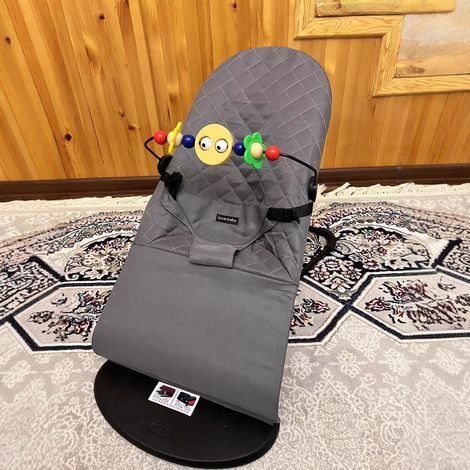 Chaise portable pour bébé — Transat réglable avec arche de jeux — Une chaise légère conçue spécifiquement pour les nouveau-nés (1/3)