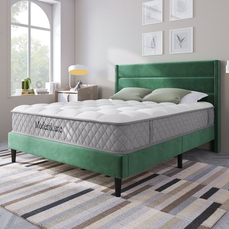 Lit double de 140 x 200 cm. Structure du lit composée de lattes et d’un dessus-de-lit. Lit douillet, avec un couverture en tissu en velours de couleur vert foncé. Design moderne et élégant. Lit adapté (1/5)
