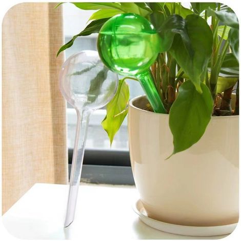 Les personnes paresseuses plantent des fleurs, des outils de jardinage, des pots, des boules en plastique, de grands arbres verts 1 (1/2)