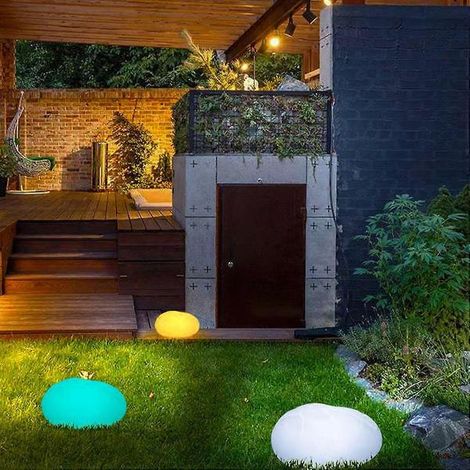 Lampe LED extérieure étanche en forme de pavé lumineux, idéale pour décorer jardin, cour ou piscine. (1/5)
