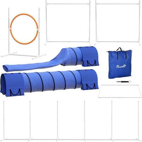 Parcours d'agilité pour chien, comprenant un pneu, deux tunnels et deux haies. Dimensions : 321 cm x 63 cm x 93 cm. Coloris : bleu, rouge et blanc. (1/5)