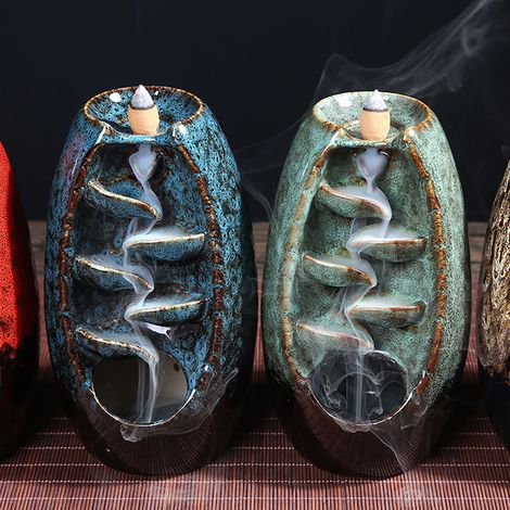 Keramikfigur, die einen Mönch und den Maitreya-Buddha darstellt, mit blauer Glasur, die Glück und Wohlstand symbolisiert. (1/5)