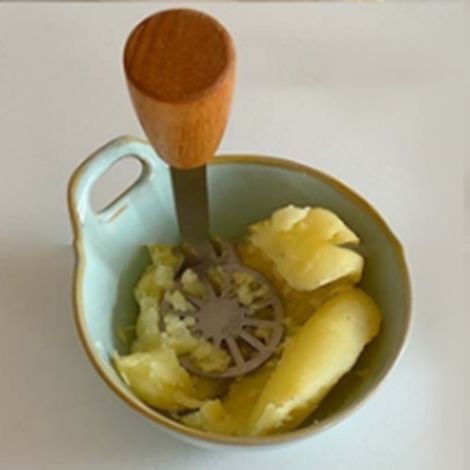 Presse-purée en acier inoxydable 304 avec manche en bois, outil manuel pour purée de pommes de terre et aliments pour bébés. (1/5)