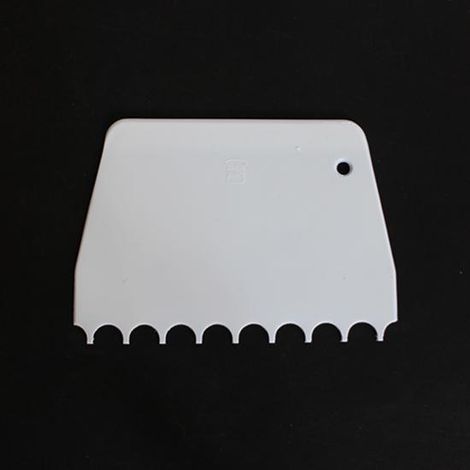 Racloir à gâteau carré avec dents de lissage.