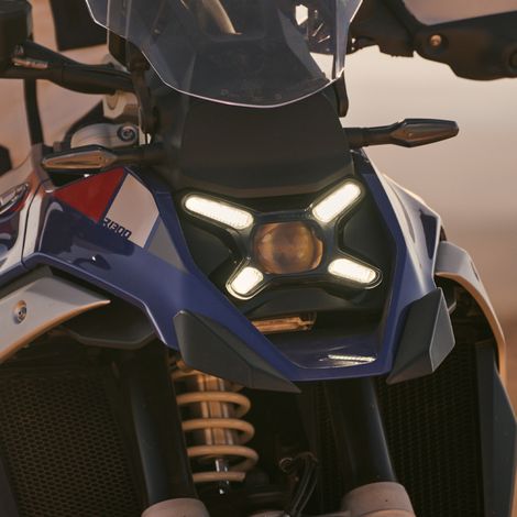 Suitable for BMW R1300GS modification: extended beak spoiler, front lip, and extended fenders. (1/4)