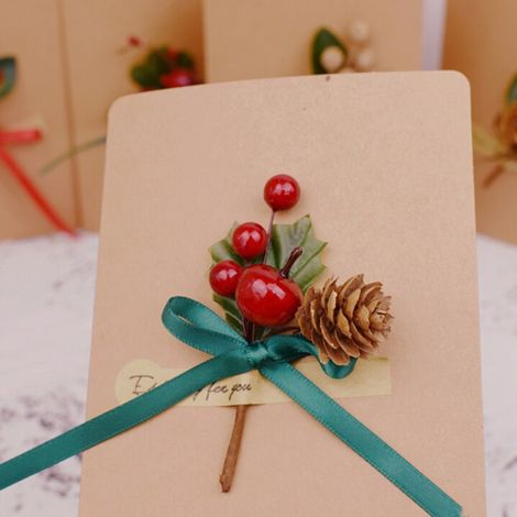 Pommes de pin à baies rouges, Branches artificielles mignonnes pour décoration de fête d'anniversaire et de vacances (1/5)