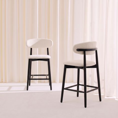 Lot de 2 tabourets de bar en bois d'hévéa et tissu bouclette - Paola Noir / Crème (1/5)