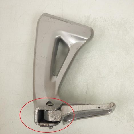 [PRODUIT D'OCCASION] Platine de repose pied passager gauche origine pour Moto Suzuki (1/4)