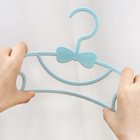 Set mit 10 Kinderaufbewahrungskleiderbügeln aus dickem Kunststoff mit Schleife zum Trocknen von Kleinkind- und Babykleidung (blau). (1/4)