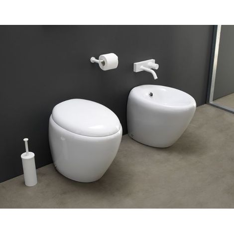 Sanitari Touch filomuro senza brida con sedile avvolgente di (1/3)