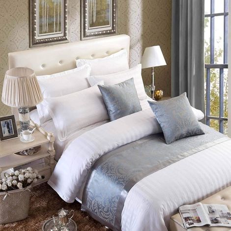 Chemin de Lit Satin Bed Runner Décoratif Classique Coureurs de Lit Lisse et Doux, Gris argenté 210X50cm pour 150cm lit (1/3)