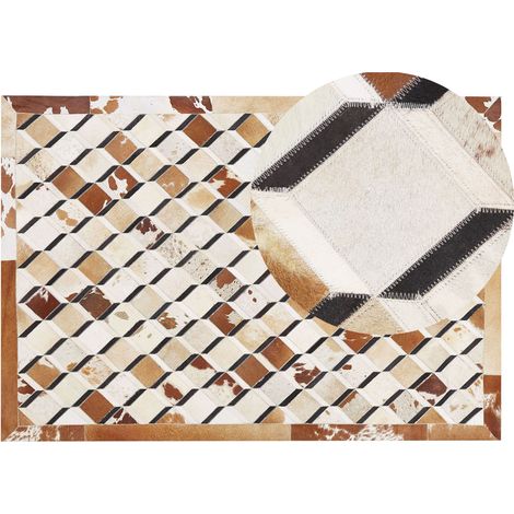 Alfombra de piel de vacuno patchwork marrón patrón geométrico de rombos base de fieltro 140 x 200 cm estilo moderno country Serinova