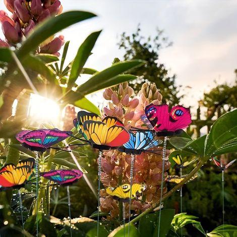 DELKEVIC Style aléatoire Lot de 50 papillons décoratifs colorés 7 cm – PVC imperméable – Pour décoration jardin, terrasse et pelouse – Faciles à installer (1/5)