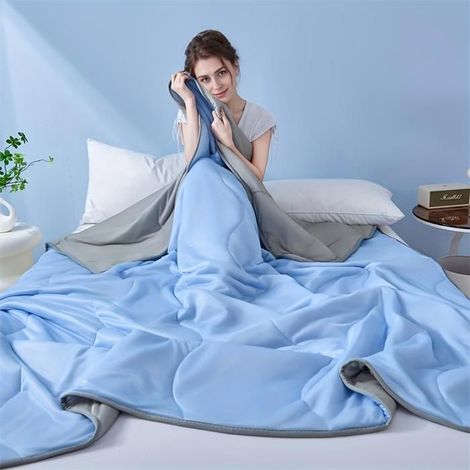 Couette d'été bleue ultra douce, rafraîchissante, légère 200x230 cm. (1/5)