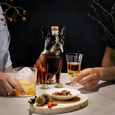 Eine originelle Whiskykaraffe aus Glas in Form eines Boston Terriers, handgefertigt mit Tiermotiven. Diese leere Karaffe eignet sich für Spirituosen und passt zu verschiedenen Einrichtungsstilen. (1/2)