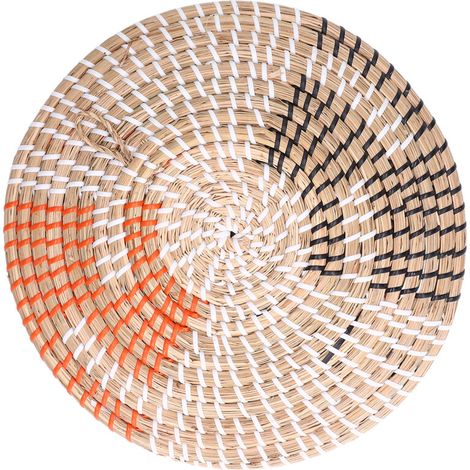 Geflochtener Korb als Wanddekoration, schön und aus natürlichen Materialien gefertigt, eine praktische DIY-Dekoration.