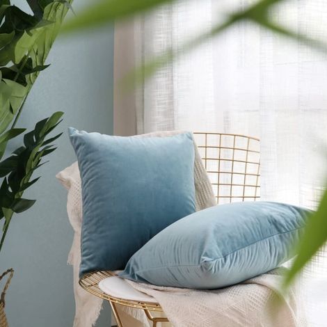 Juego de dos fundas de almohada de terciopelo Cterwk, funda de almohada cuadrada suave y decorada, funda de cojín de lujo para la decoración del hogar, 22x22 pulgadas.
