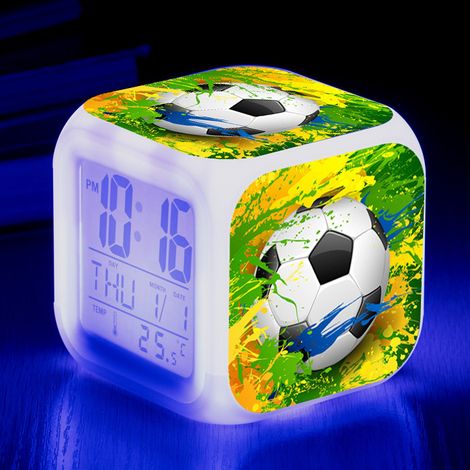 Réveil carré original et créatif à motif de football, avec LED multicolores et changement de couleur, pour étudiants et enfants. Alarme silencieuse. (1/4)