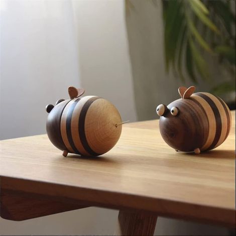 Zahnstocherspender aus Holz in Form einer Biene, der bis zu 150 Zahnstocher fasst. Ideal als Geburtstagsgeschenk oder zur Dekoration von Zuhause oder Restaurant. (1/4)